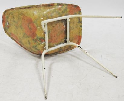 null René-Jean CAILLETTE (1919-2004)

Chaise d'appoint en fibre de verre agrémenté...