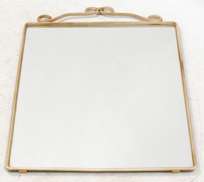 null Rectangular mirror in beige lacquered metal.

82 x 50,5 cm

Wear and tear.