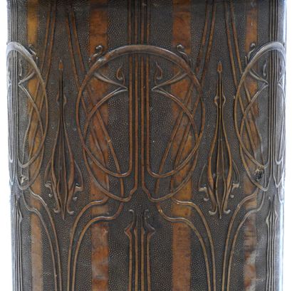 null Porte canne de forme cylindrique en cuir gaufré à motifs Art nouveau sur une...