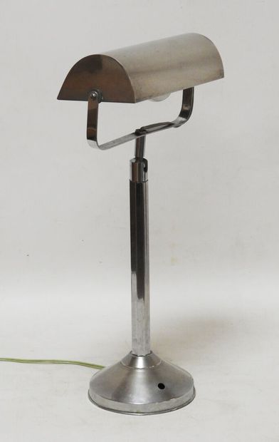 null Travail des années 40

Lampe de bureau en métal chromé, abat jour amovible.

H.:49...