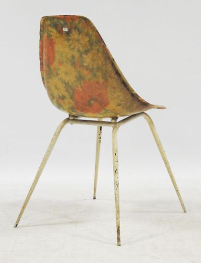 null René-Jean CAILLETTE (1919-2004)

Chaise d'appoint en fibre de verre agrémenté...