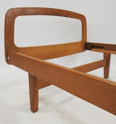 null Jacques HAUVILLE (born in 1922) 

Bed of rest structure in blond oak with head...