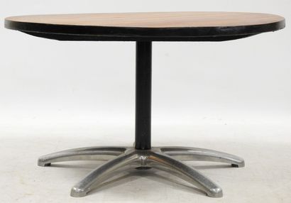 null Travail moderne

Table basse à plateau de forme circulaire en bois à décor marqueté....