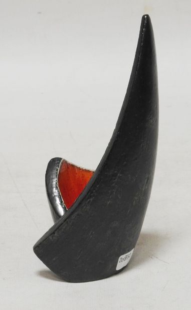 null Work of the 50's

In the taste of Gilbert VALENTIN 

Black and red enamelled...