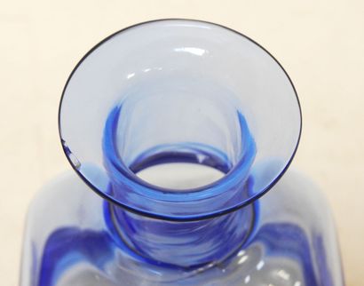 null Bertil VALLIEN (born in 1938) for KOSTA BODA.

Bottle vase in blue blown glass...