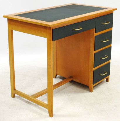 null Work of the 50s

Rectangular child's desk in natural wood and green vinyl opening...