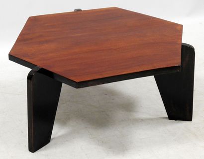 null Travail moderne

Table basse tripode à plateau de forme hexagonale en bois naturel.

37...