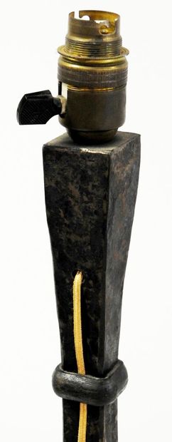 null Brutalist work

Foot of lamp with tapered shaft out of beaten iron with black...