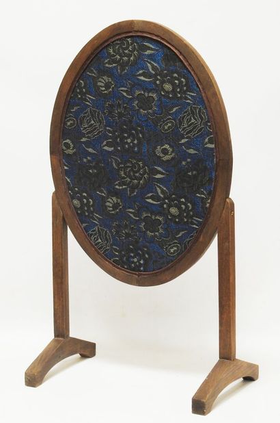 null Work of the 30s

Screen of ovoid form on natural wood structure. Blue fabric...
