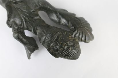 null BELLE anse en bronze à patine verte décorée d'une tête barbue. Art grec Ve av....