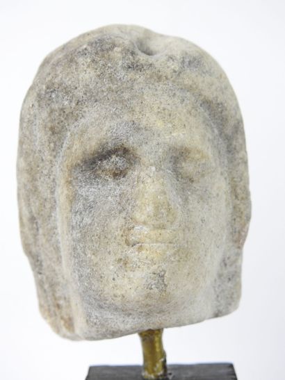 null TÊTE en marbre provenant d'une statuette. Hauteur : 7.1cm. 

Epoque gréco-romaine...