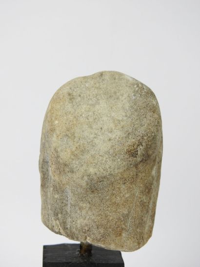 null TÊTE en marbre provenant d'une statuette. Hauteur : 7.1cm. 

Epoque gréco-romaine...