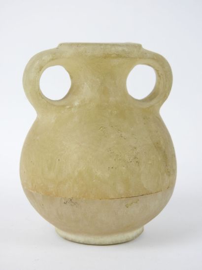 null EGYPTE : Vase en albâtre à 2 anses (typologie rare). Nouvel Empire (XVIIIe Dynastie,...