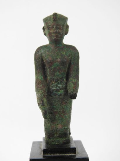 null EGYPTE Statuette de pharaon agenouillé en bronze. XXVIe à XXXe Dynastie (663-332...