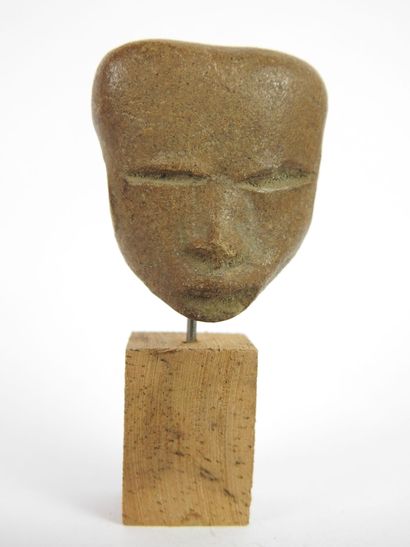 null MEXIQUE : Fine tête de statuette en terre cuite. Ier-VIIe siècle apr. J.-C....