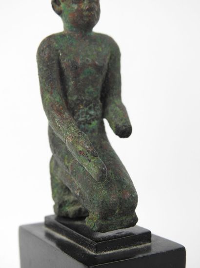null EGYPTE Statuette de pharaon agenouillé en bronze. XXVIe à XXXe Dynastie (663-332...