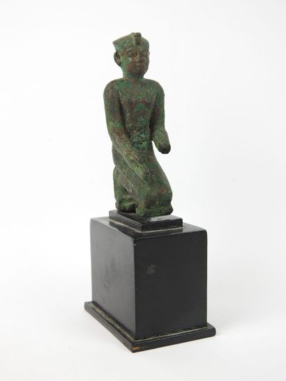 null EGYPTE Statuette de pharaon agenouillé en bronze. XXVIe à XXXe Dynastie (663-332...