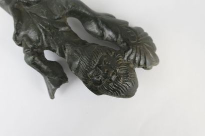null BELLE anse en bronze à patine verte décorée d'une tête barbue. Art grec Ve av....