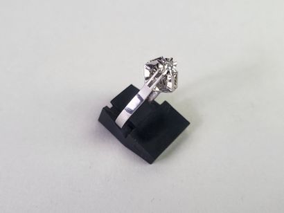 null Bague solitaire en or gris 18K (750°/°°) centrée d'un diamant rond taille moderne...
