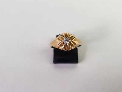 null Bague solitaire en or jaune 18K (750°/°°) ornée probablement d'un zircon rond...