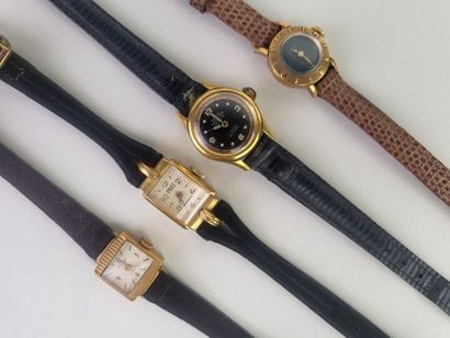 null Lot de 4 montres bracelet de dame en métal doré comprenant les marques GREWACO,...