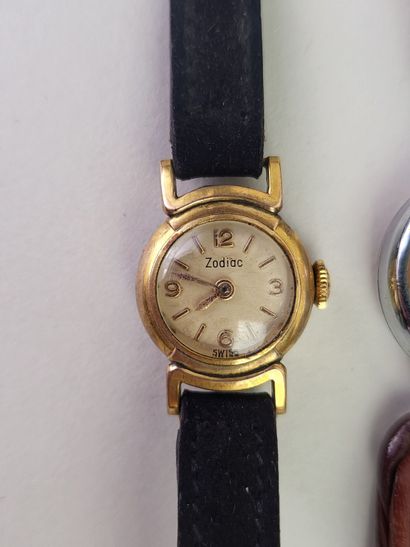 null Lot de 4 montres de dame en métal doré et argenté comprenant les marques THISY,...