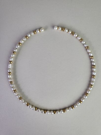 null Collier rigide ras-de-cou en perles de culture baroque alternant avec des billes...