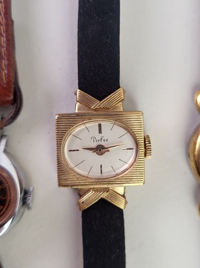 null Lot de 4 montres de dame en métal doré et argenté comprenant les marques THISY,...