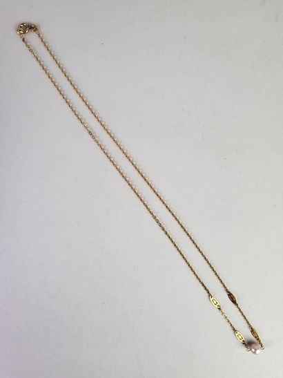 null Collier en or jaune 12K (500°/°°) orné de maillons ajourés et d'une perle.
Poids...