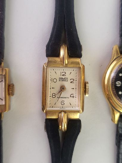 null Lot de 4 montres bracelet de dame en métal doré comprenant les marques GREWACO,...