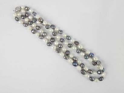 null COLLIER de perles de culture à double rang alternant perles blanches et noires....
