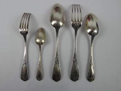 null Partie de MENAGERE en métal argenté, de style Louis XV comprenant : 12 fourchettes...