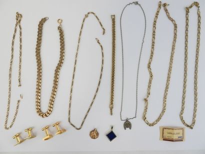 null Lot de bijoux en métal et divers, colliers, pendentif. Accidents