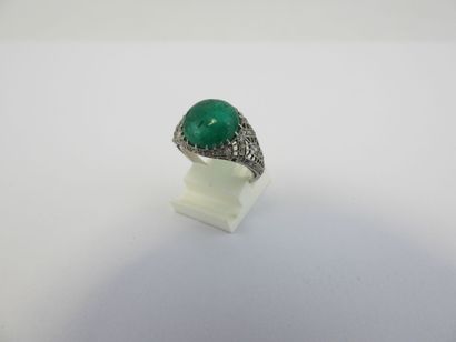 null Dome ring in platinum, diamonds and emerald cabochon. Gross weight : 5.00g