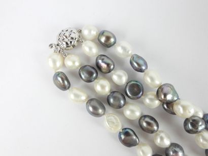 null COLLIER de perles de culture à double rang alternant perles blanches et noires....