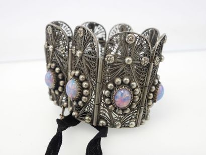 null Articulated bracelet in silver filigree decorated with eight opals in cabochon....