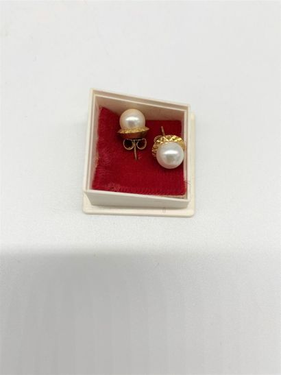 null PAIR OF EARRINGS in yellow gold 750/1000 decorated with pearls. 1.75gr