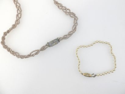 null Deux colliers de perles de culture l'un fabriqué en Tchecoslovaquie