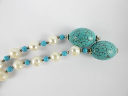 null COLLIER en perles de culture, turquoises et perles. Long : 130 cm env. Acci...
