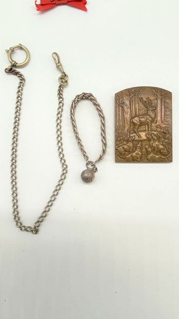 null LOT comprenant une croix en argent marquée Jerusalem et chaine, pendentifs,...