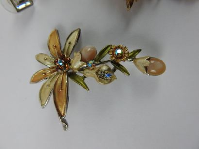 null Lot of 3 gilded metal brooches, two with pendants and fancy stones, enamel....