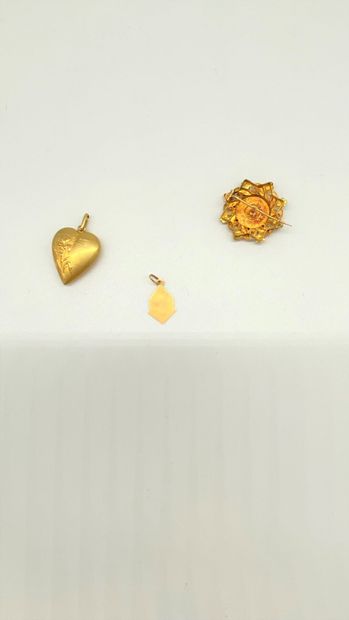 null BROCHE en or jaune 750 millièmes ornée de perles, pendentif coeur et pendentif...