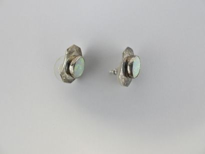 null PAIRE DE BOUCLES D'OREILLE en argent, ornées d'opale. Poids brut : 2,46g
