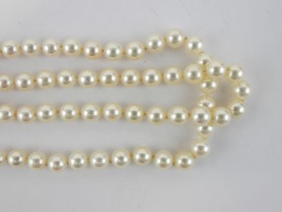 null COLLIER de perles double rangs, fermoir en métal agrémenté d'une fleur en perle...