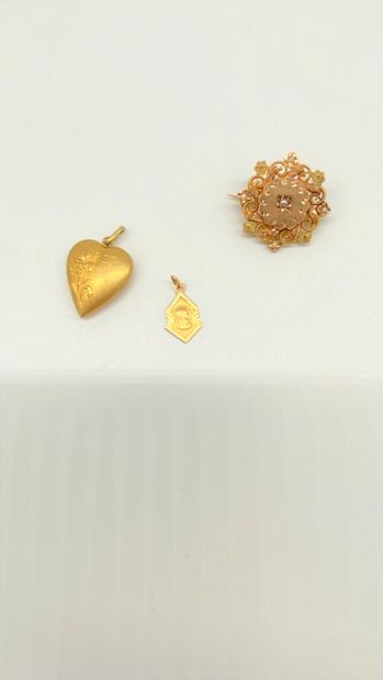 null BROCHE en or jaune 750 millièmes ornée de perles, pendentif coeur et pendentif...