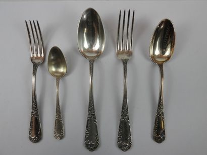 null Partie de MENAGERE en métal argenté, de style Louis XV comprenant : 12 fourchettes...