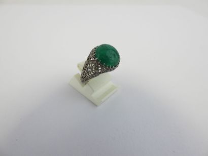 null Dome ring in platinum, diamonds and emerald cabochon. Gross weight : 5.00g
