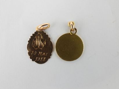 null TWO religious medals in 18K yellow gold (750°/°°). Net weight : 3.7 g