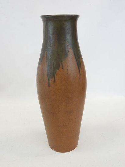 null DENBAC, Vase en grès oblong à décor de coulure verte sur fond brun, signé sous...