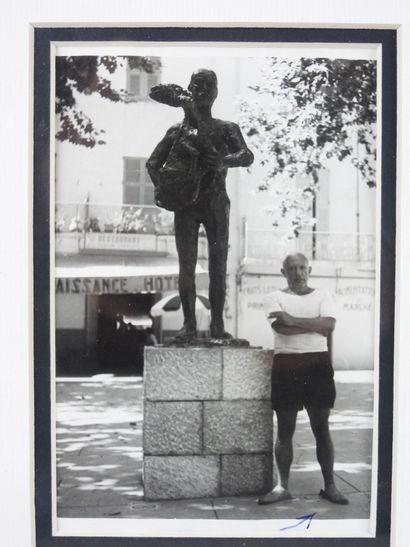 null PICASSO

Portrait of Pablo Picasso, standing, arms crossed, on the square of...